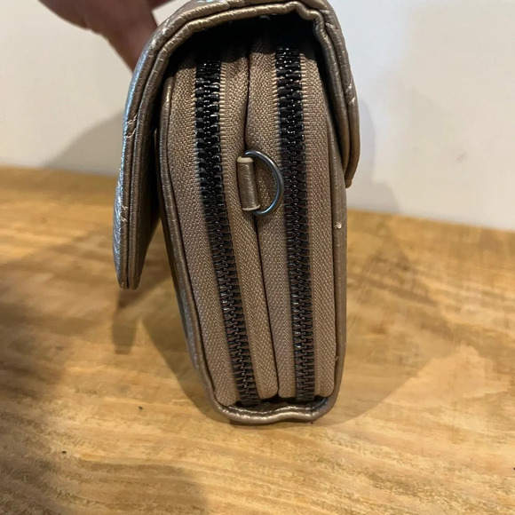 Wrangler‎ metallic quilted crossbody bag with guitar type strap NWOT - Picture 8 of 10